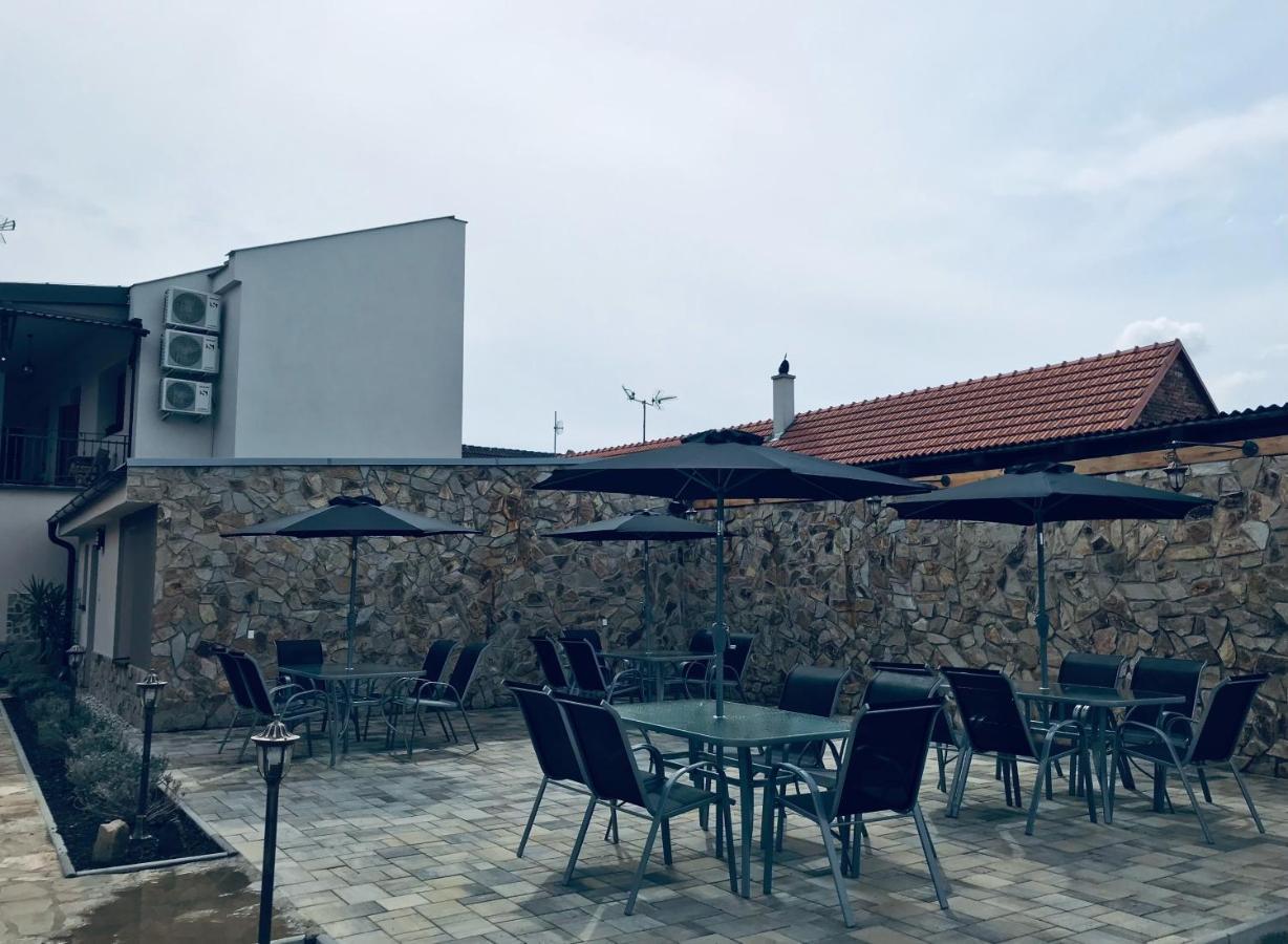 فندق Cafe De La Creme Kuzelov المظهر الخارجي الصورة
