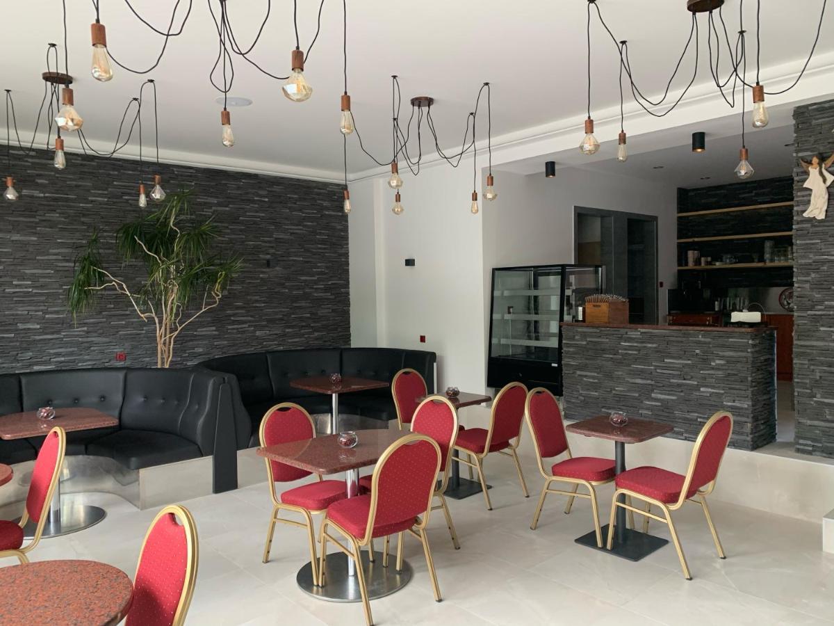 فندق Cafe De La Creme Kuzelov المظهر الخارجي الصورة