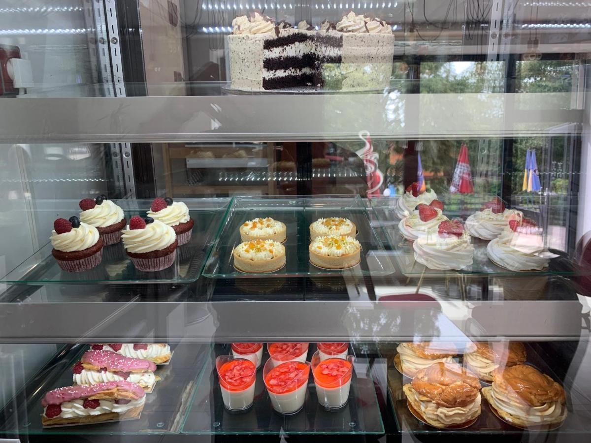 فندق Cafe De La Creme Kuzelov المظهر الخارجي الصورة