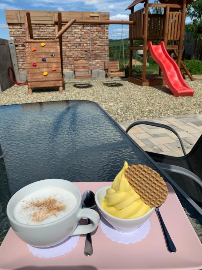 فندق Cafe De La Creme Kuzelov المظهر الخارجي الصورة